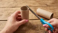 Bara några snitt – och toalettpappersrullen blir en praktisk hjälpreda