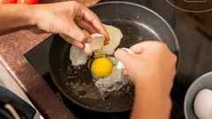Om du steker ägg på det här sättet fastnar de aldrig i stekpannan – så här gör du