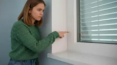 Vad du kan göra om det drar från fönstren och justering inte hjälper: ett enkelt, mindre känt knep