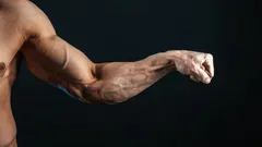 Inte på gymmet, utan hemma i ditt rum: så bygger du armar som drar blickarna till sig