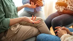 Kroppen ljuger inte: 10 återkommande gester som avslöjar sanna känslor