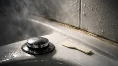 Tre glömda ställen vid badkaret som orsakar lukt – så rengör du dem på 5 minuter